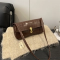 Dunkelbraune Umhängetasche mit Krokoprägung, goldenem Drehverschluss und Glanzfinish - Braun