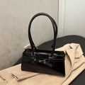 Borsa a spalla nera lucida minimalista con occhielli argentati e tracolle lunghe - Nero