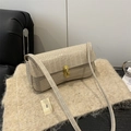 Cremefarbene Schultertasche mit Krokodilprägung, goldenem Schloss und schlichtem Design - Khaki