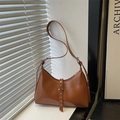 Braune Halbmond-Tasche aus Kunstleder mit silbernen Nieten und Schulterriemen - Braun
