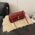 Borsa a spalla baguette rosso scuro con motivo a coccodrillo e chiusura in metallo oro - Rosso