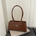 Elegante borsa a spalla in ecopelle marrone con fibbie argentate e sottili manici corti - Cuoio