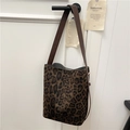 Sac seau vintage à imprimé léopard avec bandoulière en cuir marron foncé sur une poignée - Noir