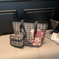 Braune Monogramm-Einkaufstasche mit rosa Bären-Print und passendem kleinen Beutel - Tote Bag + Kleiner Beutel Zweiteiliges Set / Schwarz
