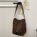 Sac seau imprimé léopard avec bandoulière en cuir marron et boucles dorées - Marron