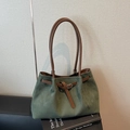 Borsa tote in camoscio verde scuro con manici in pelle marrone e fibbia decorativa in argento - Verde