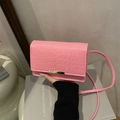 Borsa a tracolla rosa in ecopelle con trama a coccodrillo e fibbia in metallo dorato - Rosa