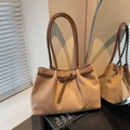 Borsa tote in camoscio marrone con fibbia in metallo e manici lunghi a spalla - Cachi