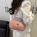 Borsa a sella rosa lucida in ecopelle con fibbia dorata portata a spalla per donna - Rosa