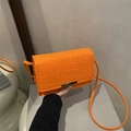 Borsa quadrata arancione motivo coccodrillo con fibbia dorata e tracolla sottile - Arancione