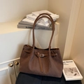Borsa tote in camoscio marrone scuro opaco con manici sottili e fibbia frontale - caffè