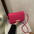 Borsa a tracolla magenta effetto coccodrillo con elegante barra dorata e spallina - Rosso rosa