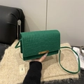 Borsa a tracolla verde scuro motivo coccodrillo con fibbia dorata su base in pelle - Verde