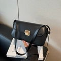 Sac à bandoulière minimaliste en cuir noir mat avec une boucle dorée rectangulaire - Noir