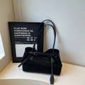 Minimalistische Shopper-Tasche mit schwarzem Leopardenmuster und Wildleder-Haptik - Schwarz