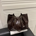 Grande borsa tote in pelle testa di moro con catena dorata e design minimalista - Marrone