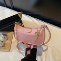 Bolso de hombro rosa texturizado con colgantes de fresa y correa de cadena dorada - Rosa