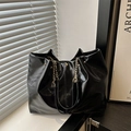 Borsa tote nera capiente minimalista con finitura lucida e manici a catena dorata - Nero