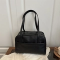 Bolso Boston minimalista en ecocuero negro con cremallera plateada y correas largas - Negro
