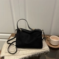 Bolso de mano minimalista en ante sintético negro con herrajes dorados - Negro