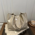 Borsa tote beige in pelle verniciata lucida con catena dorata e ampia capacità di spazio - Cachi