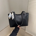 Schwarze Leder-Tote-Bag mit weißen Kontrastnähten und dekorativem Seidenschal-Detail - Schwarz