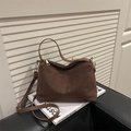 Bolso tote de ante marrón oscuro con herrajes dorados y correa ajustable al hombro - Marrón