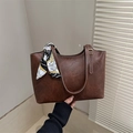 Braune Shopper-Tasche aus Leder mit bedrucktem Seidenschal und Litchi-Textur am Griff - Hellbraun