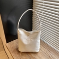 Borsa tote bianca minimalista con ricamo Hope and future e lunghi manici a spalla - Bianco Sporco