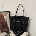 Borsa tote nera minimalista con fibbia a fiocco dorata su valigia bianca - Nero