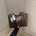 Dunkelbraune Retro-Tote-Bag aus Kunstleder mit floralem Seidenschal-Detail - Dunkelbraun