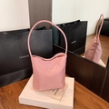Sac hobo rose en nylon avec broderie Hope and Future sur un support minimaliste - Rose