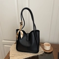 Borsa tote in pelle nera con foulard in seta su tavolo in legno per ufficio e stile - Nero
