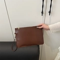 Pochette a busta minimalista in pelle opaca testa di moro con cinturino da polso - Marrone