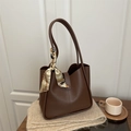 Borsa tote marrone in ecopelle con foulard decorativo in seta sul manico - Marrone
