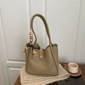 Grande borsa tote in pelle kaki con elegante sciarpa di seta e design minimalista - Cachi