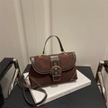Donkerbruine retro crossbodytas met contrasterende stiksels en gouden hoefijzer gesp - Bruin