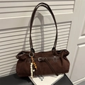 Borsa a spalla vintage in pelle scamosciata marrone con ciondolo in legno e fibbia - Con Ciondolo / caffè