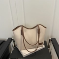 Große beige Ledershopper-Tasche mit braunem Rand und langen Trägern für den Alltag - Weiß