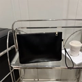 Pochette minimalista in pelle nera con cerniera dorata e cinturino da polso rimovibile - Nero