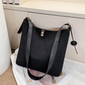 Elegante zwarte suède hobo schoudertas met een klassieke gouden metalen draaisluiting - Zwart