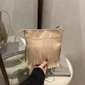 Borsa a tracolla minimalista albicocca con frange retrò e consistenza in pelle morbida - Cachi