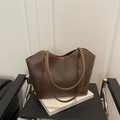Große dunkelbraune Tote-Bag aus Leder mit Lychee-Muster und vertikalen Nähten - Braun