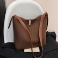 Bruine suède bucket bag met goudkleurige gesp en verstelbare leren schouderband - Bruin