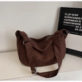 Gros plan d'un sac hobo en velours côtelé marron foncé montrant la texture et la boucle - Café