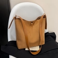 Caramel suède shopper met lederen schouderband en goudkleurige metalen draaisluiting - Bruin