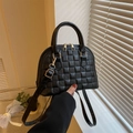 Borsa a conchiglia nera con texture intrecciata, tracolla regolabile e dettagli in metallo oro - Nero
