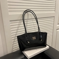 Borsa a spalla minimalista in pelle verniciata nera con elegante logo in oro - Nero