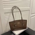 Borsa a spalla marrone scuro lucida con spalline annodate e logo dorato in stile minimalista - Marrone