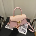Rosa Tweed- und Leder-Handtasche mit goldener M-Schnalle für den Winter 2025 - Rosa